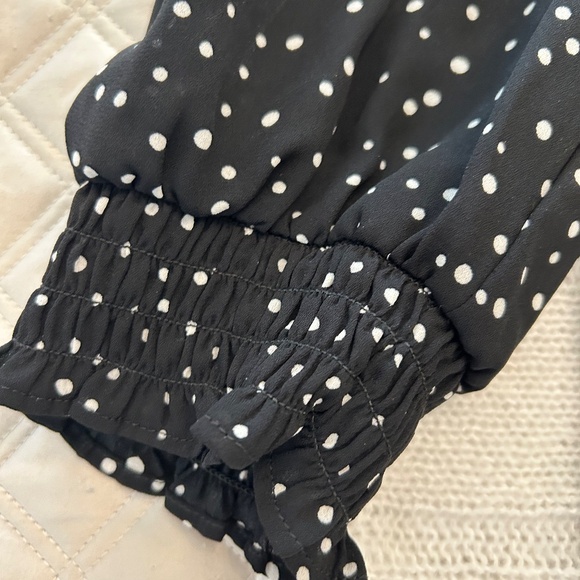 Elastic at the sleeve, short sleeve pull over V-neck blouse - Picture 4 of 4